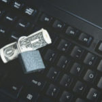 Smishing Mensajes de texto solicitando al destinatario que haga clic en un enlace de descargas de malware en su dispositivo.