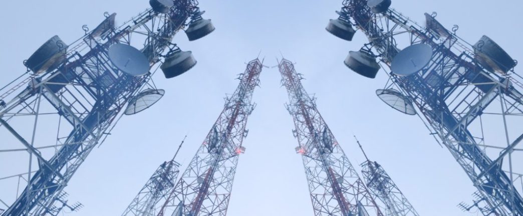 telecommunication-towers-with-antennas (1) torres de telecomunicación